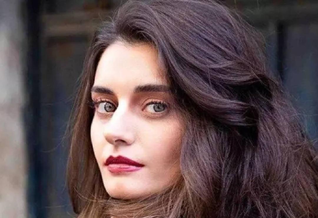 Değişimiyle adından s&ouml;z ettirmişti... Ufak Tefek Cinayetler'in gen&ccedil; yıldızı T&uuml;lin Ece evlendi