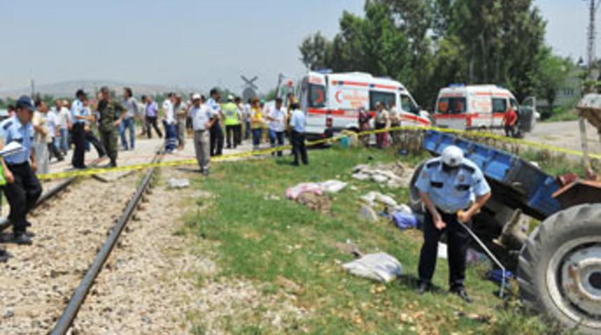 Yolcu treni trakt&ouml;re &ccedil;arptı: 4 &ouml;l&uuml;