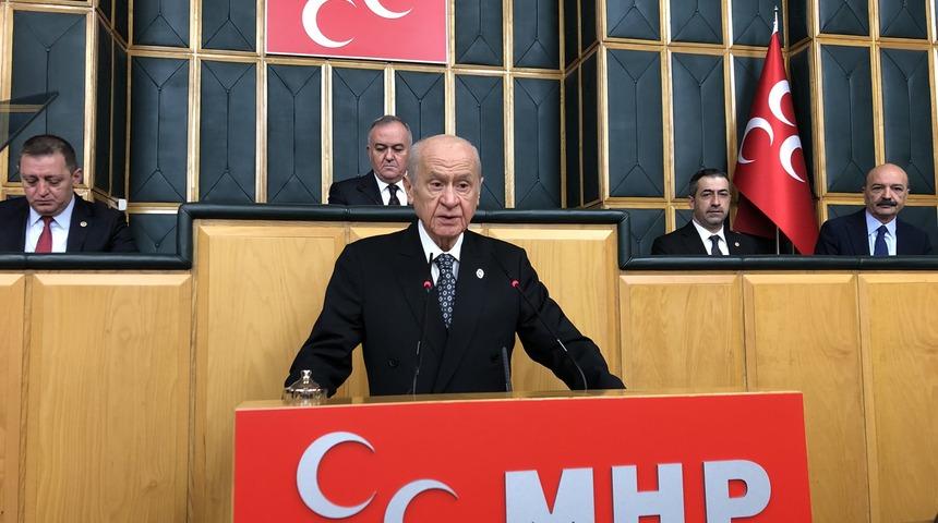 Bahçeli'den 'başbakanlık' çıkışı! Davutoğlu'na cevap verdi: Ben elimin tersiyle ittim, sen kapının önüne bırakıldın