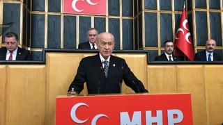 Bahçeli'den 'başbakanlık' çıkışı! Davutoğlu'na cevap verdi: Ben elimin tersiyle ittim, sen kapının önüne bırakıldın