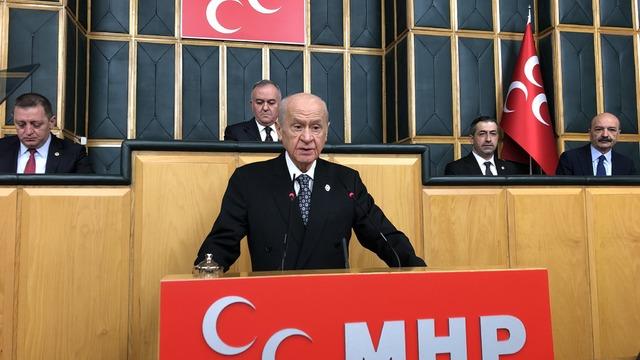 Bahçeli'den 'başbakanlık' çıkışı! Davutoğlu'na cevap verdi: Ben elimin tersiyle ittim, sen kapının önüne bırakıldın