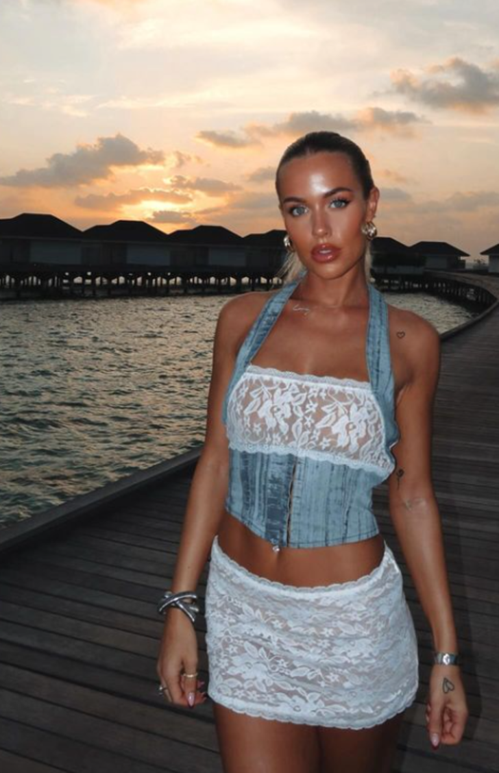 Lottie Tomlinson transparan eteği ve büstiyeriyle poz verdi! Cesur tarzına beğeni yağdı  G1