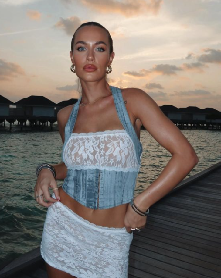 Lottie Tomlinson transparan eteği ve büstiyeriyle poz verdi! Cesur tarzına beğeni yağdı  G3