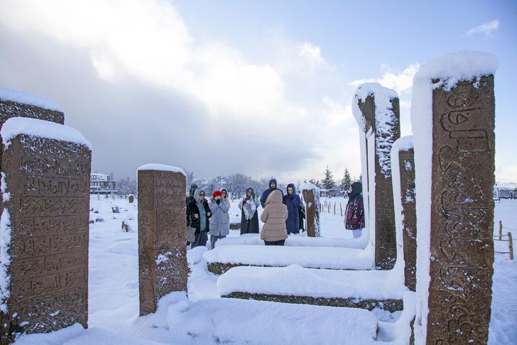 Beyaza bürünen Selçuklu Meydan Mezarlığında ziyaretçi yoğunluğu yaşanıyor G1