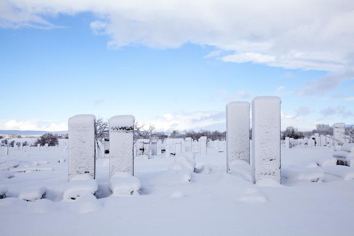 Beyaza bürünen Selçuklu Meydan Mezarlığında ziyaretçi yoğunluğu yaşanıyor G2