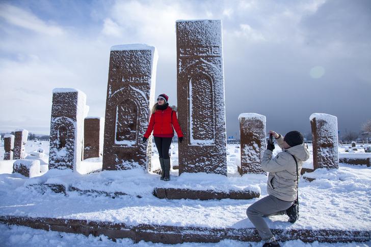 Beyaza bürünen Selçuklu Meydan Mezarlığında ziyaretçi yoğunluğu yaşanıyor G5