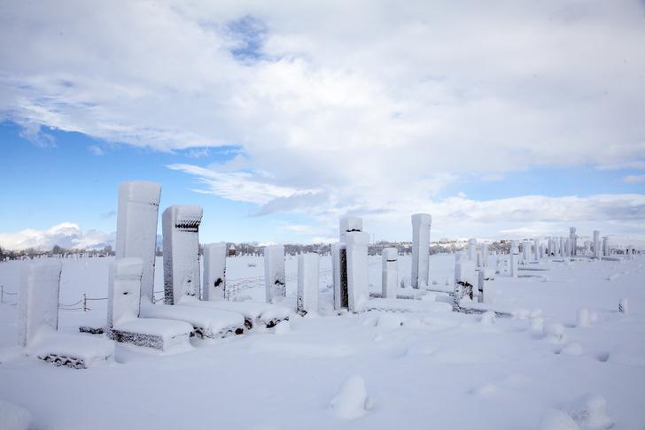 Beyaza bürünen Selçuklu Meydan Mezarlığında ziyaretçi yoğunluğu yaşanıyor G4