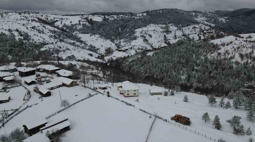 10 bin kilometre köy yolu ağına sahip Kastamonu’da ekiplerin karla mücadelesi