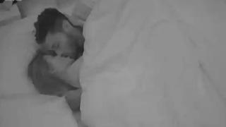 Aşk Adası yarışmacıları kameraları umursamayıp yatak odasında...