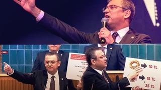 Kürsüye elindeki tablolarla geldi, çay ve hesabı dikkat çekti! CHP lideri Özgür Özel'den dikkat çeken iddia: Tayyip beyin sinirli telefonu ile geri çektiler