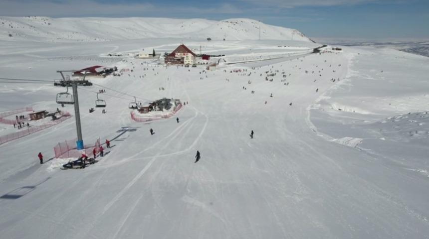 Hesarek’te sezon açıldı, ara tatili fırsat bilenler kayak merkezine akın etti