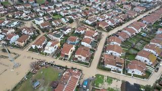 Sokaklar göle döndü, vatandaşlar isyan etti! '20 dakika yağış yetiyor'