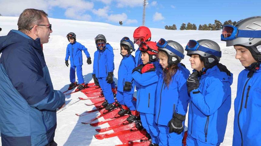 Karslı çocuklar hem öğreniyor, hem de eğleniyor