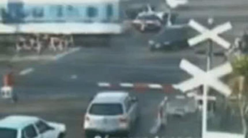 Işığa aldırmadı trenin altında kaldı