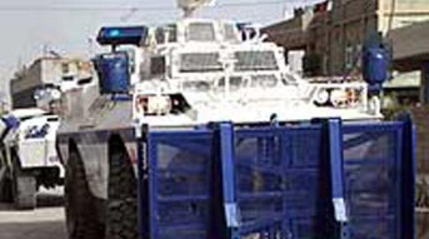Polis panzeri kalabalığın arasına daldı