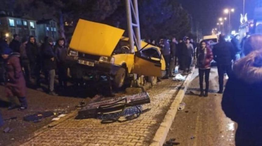 Yön tabelasına çarpan Tofaş marka otomobildeki çocuk hayatını kaybetti
