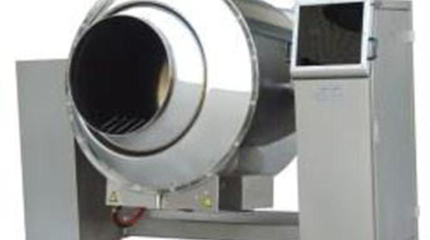 Kafasını sosis makinesine kaptırdı