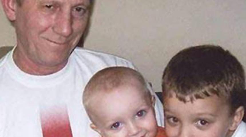 Oğlu i&ccedil;in otob&uuml;s&uuml;n altında kaldı