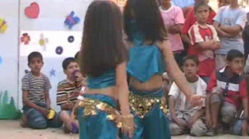 Minik öğrencilere dansöz kıyafeti