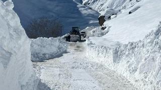 Van'da ekipler çığ nedeniyle kapanan yolu açmaya çalışıyor