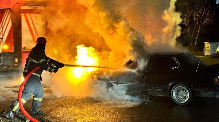 Kocaeli'de otomobilde çıkan yangın söndürüldü