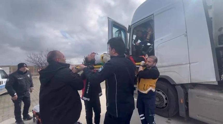 Tırda şeker komasına giren s&uuml;r&uuml;c&uuml;y&uuml; itfaiyeciler kurtardı