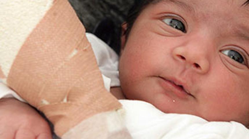 G&ouml;bek bağıyla birlikte parmağını da kesti!