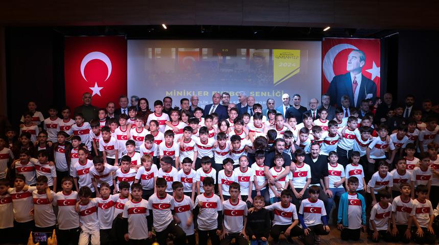 Deprem bölgesindeki çocuklara yönelik futbol turnuvası, Gaziantep'te düzenlendi