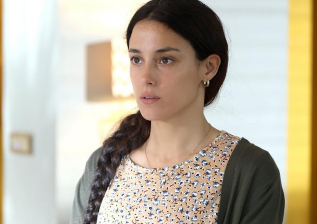 Kirli Sepeti'nin Medine'si Cansu Tosun gala tarzıyla g&uuml;ndem oldu! G&ouml;mleğinin d&uuml;ğmelerini a&ccedil;ıp poz verdi