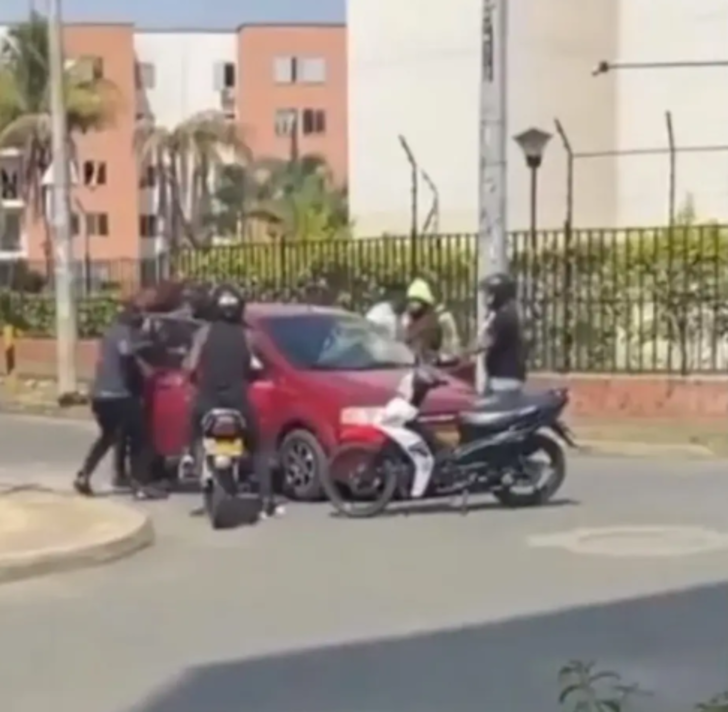 Polis operasyonu gibi evlilik teklifi! Sevgilisi silahlı soygunu görünce korkudan ne yapacağını şaşırdı G1