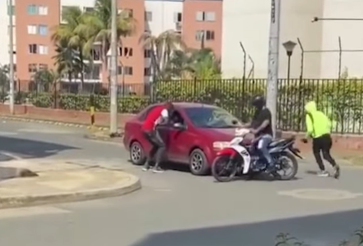 Polis operasyonu gibi evlilik teklifi! Sevgilisi silahlı soygunu görünce korkudan ne yapacağını şaşırdı G3