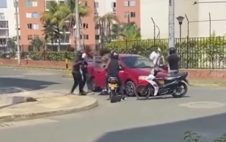 Polis operasyonu gibi evlilik teklifi! Sevgilisi silahlı soygunu görünce korkudan ne yapacağını şaşırdı G4