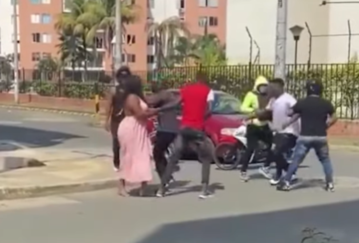 Polis operasyonu gibi evlilik teklifi! Sevgilisi silahlı soygunu görünce korkudan ne yapacağını şaşırdı G5