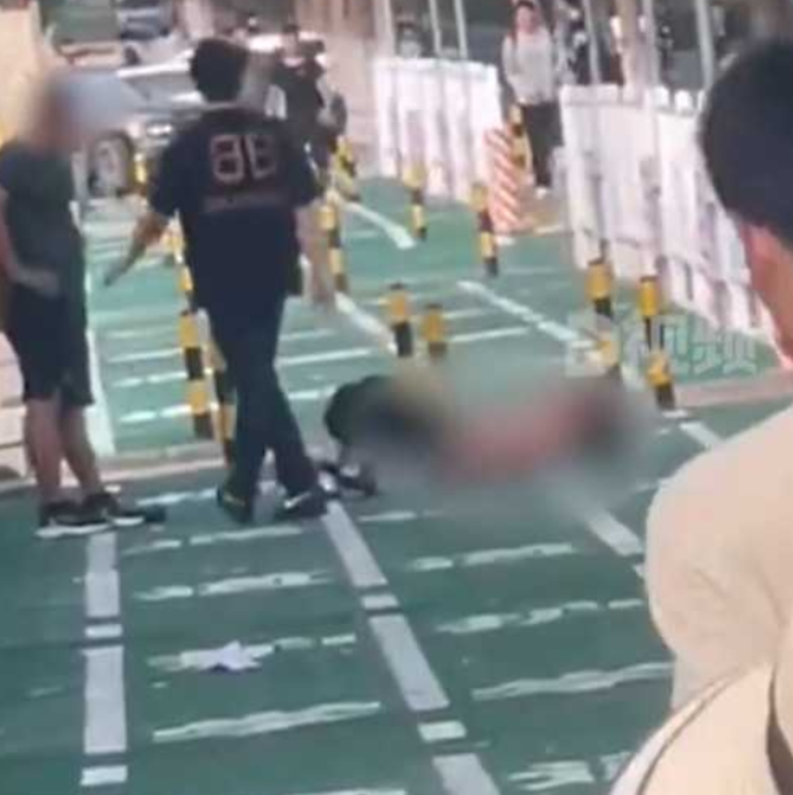 Skandal görüntüler! Aldattığını iddia ettiği karısını sokak ortasında soyup dakikalarca darp etti... "Zina cezası" diyerek bağırdı G2