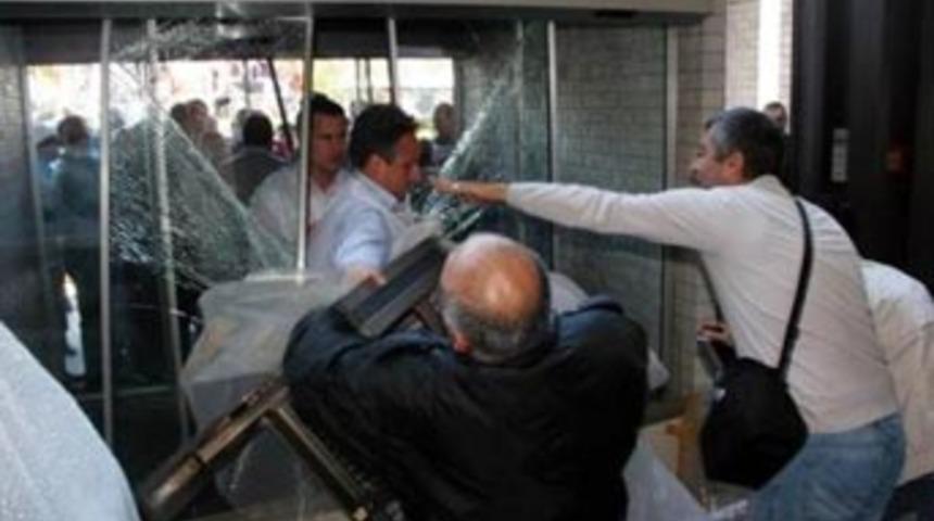 T&uuml;rk-İş Başkanı'na saldırdılar