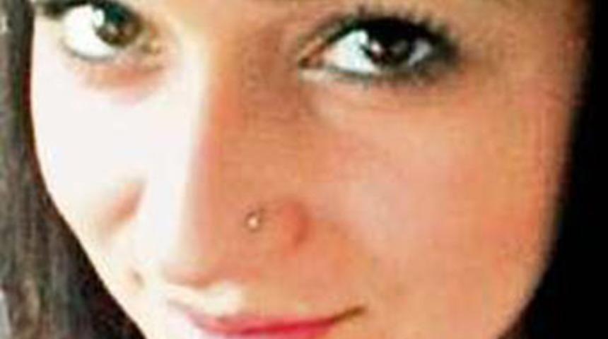 T&uuml;rk kız bı&ccedil;akla &ouml;ld&uuml;r&uuml;ld&uuml;