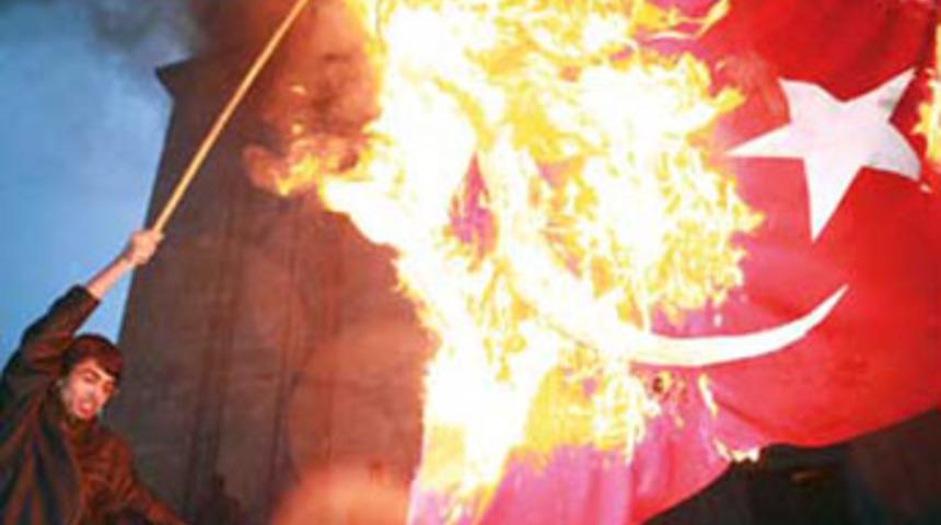 T&uuml;rk bayrağını yaktılar