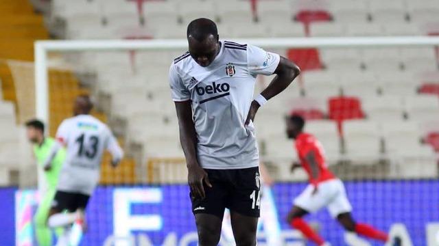 Kamerun Milli Takımı'nda forma giyen Aboubakar için Beşiktaş'tan açıklama! Durumu çok daha ciddi
