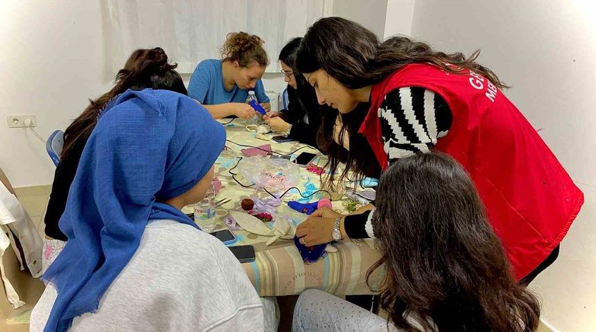 Üniversite öğrencileri, "Çocuklar Mutlu Olsun" diye oyuncak yapıyor