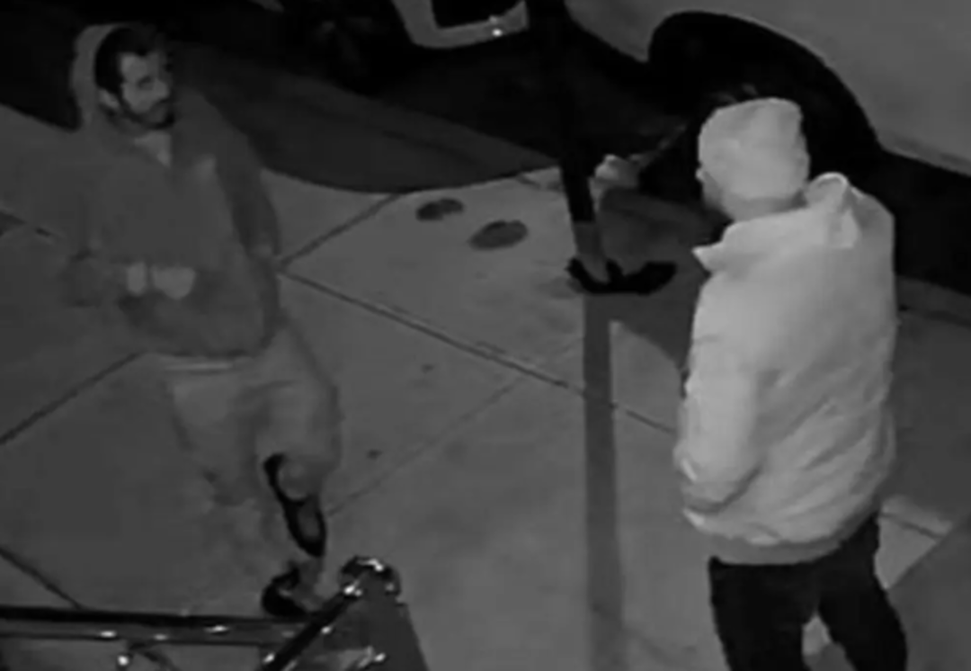 Zorla gen&ccedil; kadının evine girip saldırdılar! Tecav&uuml;zc&uuml;lerin elini kolunu sallayarak evden &ccedil;ıktığı anlar g&uuml;venlik kamerasına takıldı