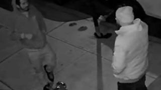 Zorla genç kadının evine girip saldırdılar! Tecavüzcülerin elini kolunu sallayarak evden çıktığı anlar güvenlik kamerasına takıldı