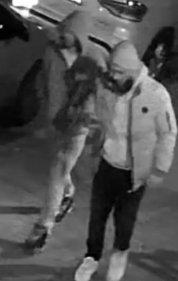 Zorla genç kadının evine girip saldırdılar! Tecavüzcülerin elini kolunu sallayarak evden çıktığı anlar güvenlik kamerasına takıldı G2