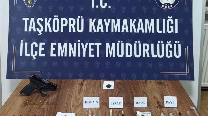 Kastamonu’da uyuşturucu ve ruhsatsız silahla yakalanan 3 kişi gözaltına alındı