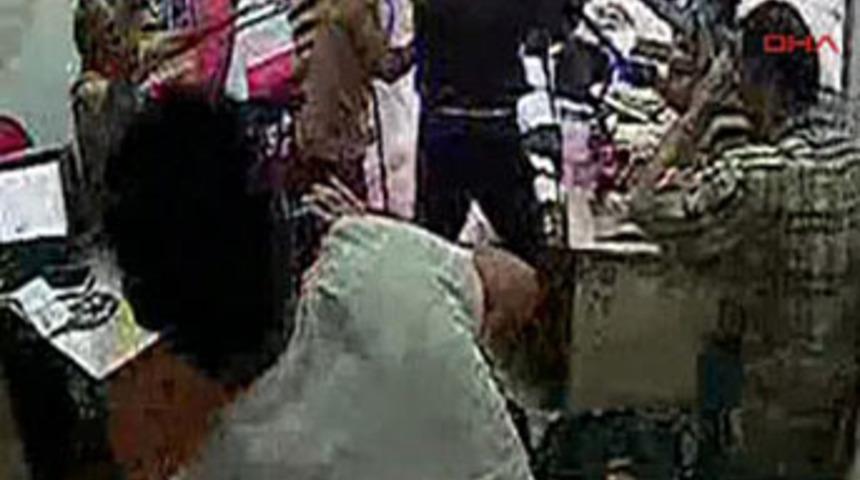 İşyerine silahlı baskın kamerada