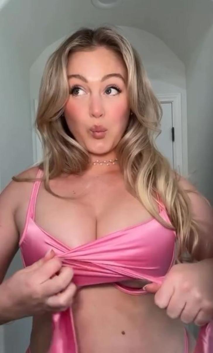 Kıvrımlı model Sevgililer Günü için aldığı iç çamaşırlarını giydi! "Fiyonk bu kadar mı güzel durur" G4