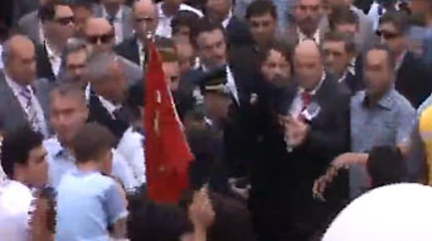 Şehit cenazesinde T&uuml;zmen'e saldırı