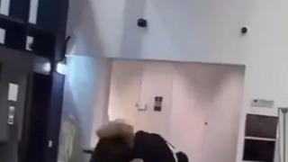 İki velinin okuldaki kavgası sosyal medyada çok konuşuldu! Saç saça baş başa kavga ettiler.. Polis ayırmak zorunda kaldı