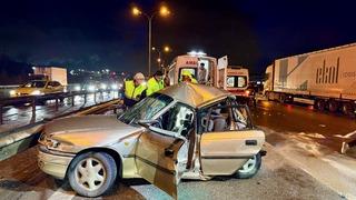 Anadolu Otoyolu Kocaeli kesiminde tır ile otomobilin çarpıştığı kazada 2 kişi ağır yaralandı