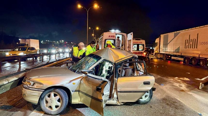Anadolu Otoyolu Kocaeli kesiminde tır ile otomobilin çarpıştığı kazada 2 kişi ağır yaralandı