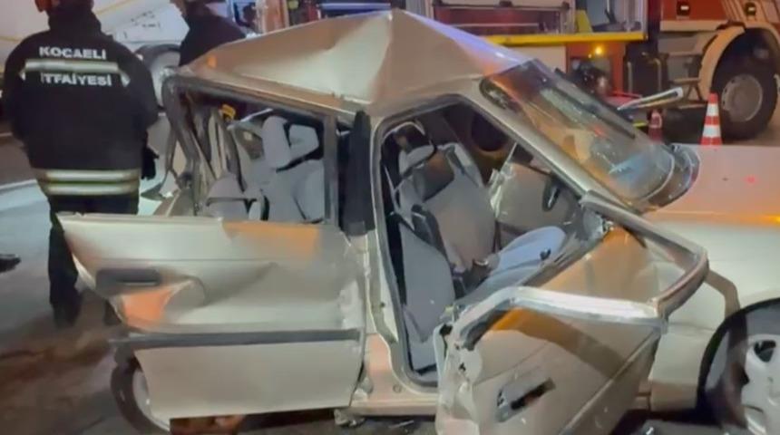 TEM&rsquo;de tırla &ccedil;arpışan otomobil kağıt gibi ezildi: 2 ağır yaralı